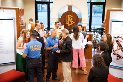 紐約警察與社區領袖前來參觀哈林山達基教會