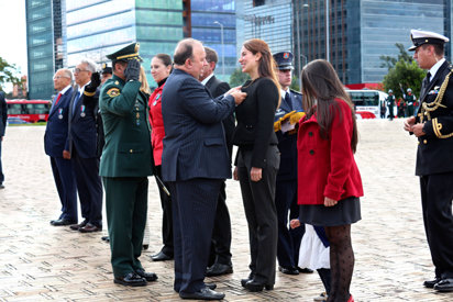珊卓菈．波法達接受哥倫比亞國防部頒發的全國獎章