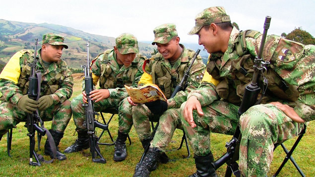 哥倫比亞軍人閱讀《人權的故事》。